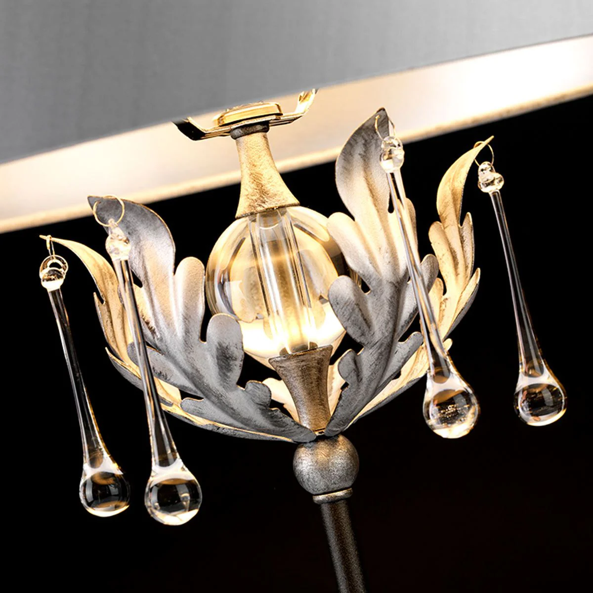 Amarilli 1-flammige Tischlampe mit silbernem Schirm, Schwarz mit silberner Patina - Image 3